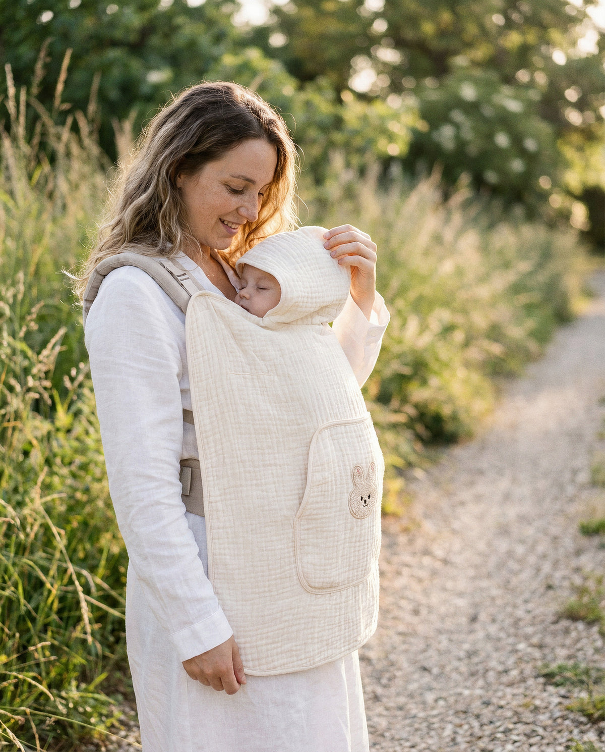 Balade au jardin avec bébé à l'ombre sous la Cape Brise